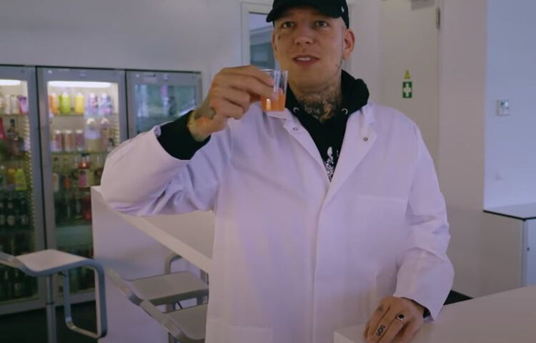 Monte bringt Getränk raus!